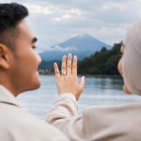 Putri Tommy Soeharto, Puteri Modiyanti juga dilamar oleh kekasihnya, Sandy Harun di Jepang. Lamaran romantis terjadi dengan pemandangan Gunung Fuji, kawasan Danau Kawaguchiko. Foto: Dok. Instagram