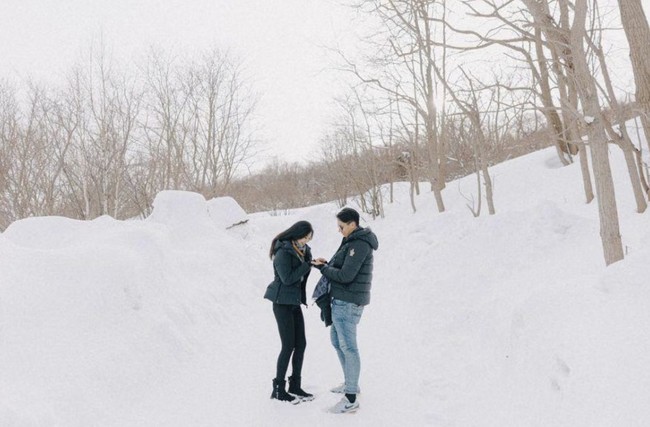 Puteri Indonesia Lingkungan 2020, Ayu Saraswati dilamar di Jepang oleh kekasihnya, Arsyah Rasyid. Ayu dilamar di Hokkaido ketika musim salju pada Februari 2024. Foto: Dok. Instagram