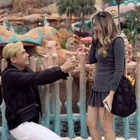 Ranty Maria dilamar Rayn Wijaya pada April 2024 di Tokyo Disneyland, Jepang. Lamaran semakin spesial karena bertepatan dengan ulang tahun Ranty kala itu yang ke-25 tahun. Foto: Dok. Instagram