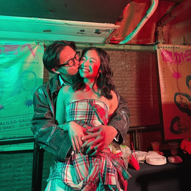 Brandon Salim dan Dhika Himawan juga mengabadikan momen lamaran mereka di Jepang. Brandon melamar Dhika di Tokyo pada 23 April 2024 lalu. Foto: Dok. Instagram