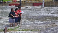 Badai Rachel yang berada di perairan lepas pantai juga meningkatkan ancaman bagi aktivitas di kawasan pesisir. Kondisi laut yang berbahaya membuat masyarakat perlu mewaspadai dampak cuaca ekstrem yang ditimbulkan badai. REUTERS/Christian Ruano