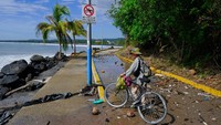 Gelombang tinggi yang dihasilkan badai menerjang kawasan pesisir dan membawa material hingga ke sekitar Pantai Aticama. Puing-puing terlihat berserakan di sepanjang pantai. REUTERS/Christian Ruano