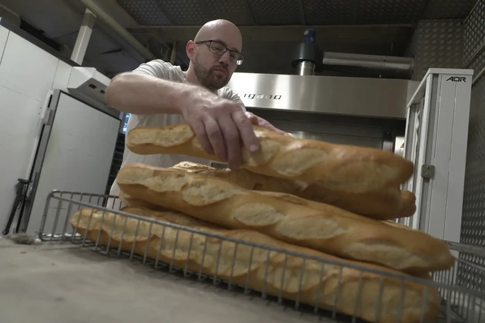 Baker Kevin Luce membuat aneka pastry di Saint-Just-en-Chausse, Prancis.