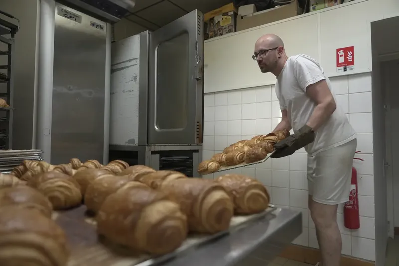 Baker Kevin Luce membuat aneka pastry di Saint-Just-en-Chaussée, Prancis.