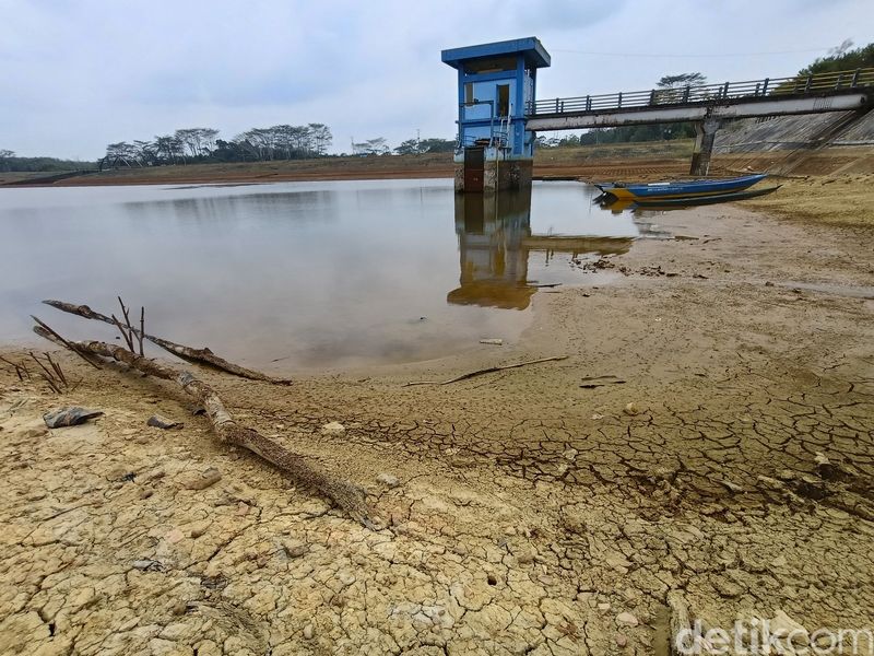 Bendungan Teritip, Kota Balikpapan, Kalimantan Timur (Kaltim), kian menyusut. Bendungan Teritip, Kota Balikpapan, Kalimantan Timur (Kaltim), kian menyusut.