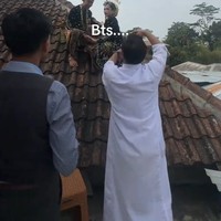 Viral Pengantin Jawa Rela Panjat Genteng Demi Foto Pernikahan Unik Estetis