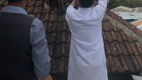 Viral Pengantin Jawa Rela Panjat Genteng Demi Foto Pernikahan Unik Estetis