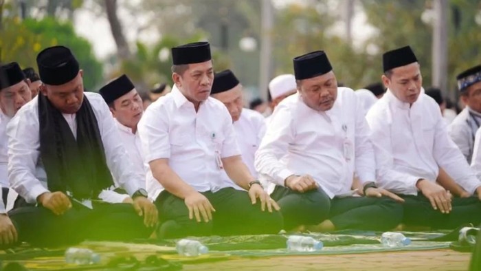 Bupati Karawang Aep Syaepuloh saat melakukan salat istisqa di Plaza Pemda Karawang
