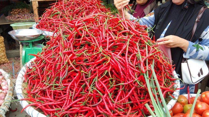 Cabai merah di Pasar Akik, Medan. (Hafizna Irasa Hasibuan/detikSumut)