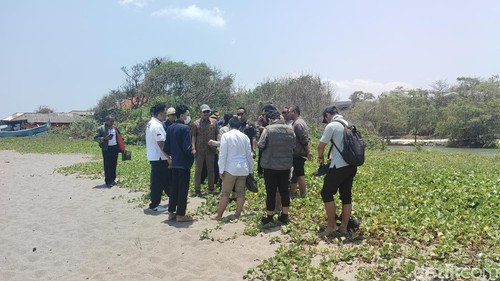 Tim gabungan meninjau langsung calon lokasi dermaga taksi laut di kawasan Pantai Perancak, Desa Adat Berawa, Tibubeneng, Kuta Utara, Jumat (2/10/2026).