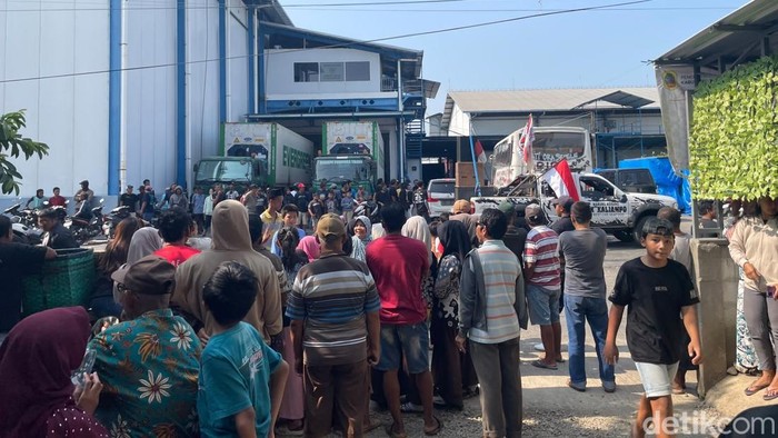 Aksi demo di depan pabrik pengolahan udang di Waturoyo Kecamatan Margoyoso, Pati, Jumat (2/10/2026).