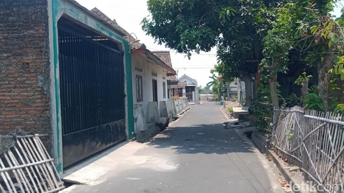 Jalanan yang mengarah ke rumah salah satu pria yang digeledah Densus 88 Antiteror di Desa Palar, Trucuk, Klaten, Jumat (2/10/2026).