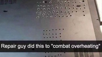 Laptop orang ini dibolongin ekstra untuk atasi overheating. Makin kacau. Foto: xReaperOmega via Bored Panda