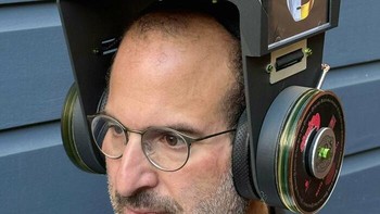 Saya membuat headphone yang dilengkapi dengan pemutar CD, remote control, baterai, tempat penyimpanan cakram, dan kompartemen untuk wadah CD (jewel box), katanya. Ribet juga, ya. Foto: pudjam667 via Bored Panda