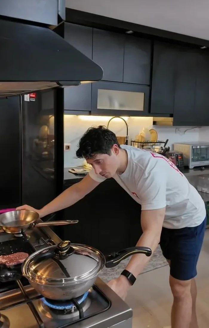 Disebut Suami Idaman, Nino Fernandez Jago Masak Nasi Goreng hingga Steak