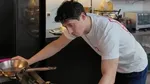 Disebut Suami Idaman, Nino Fernandez Jago Masak Nasi Goreng hingga Steak