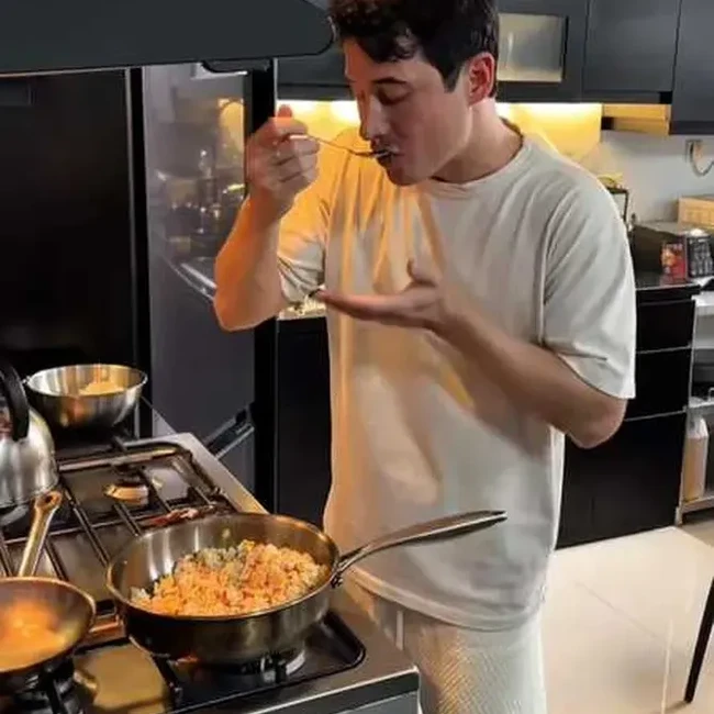 Disebut Suami Idaman, Nino Fernandez Jago Masak Nasi Goreng hingga Steak
