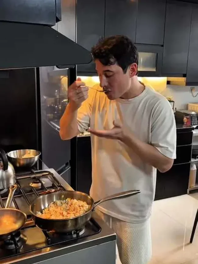 Disebut Suami Idaman, Nino Fernandez Jago Masak Nasi Goreng hingga Steak
