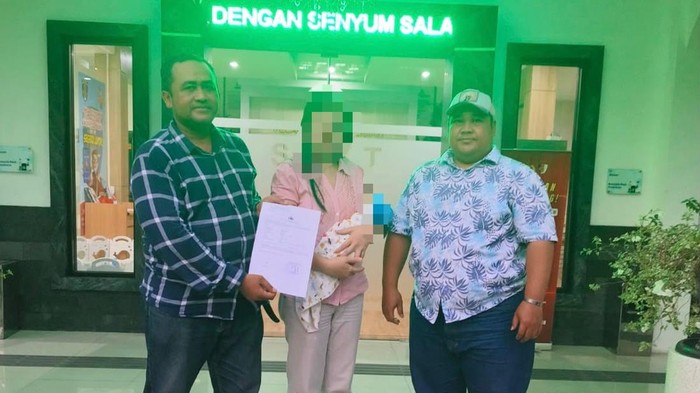 Korban saat melaporkan dokter yang diduga memperkosanya berulang hingga melahirkan ke Polda Jatim dengan didampingi pengacaranya