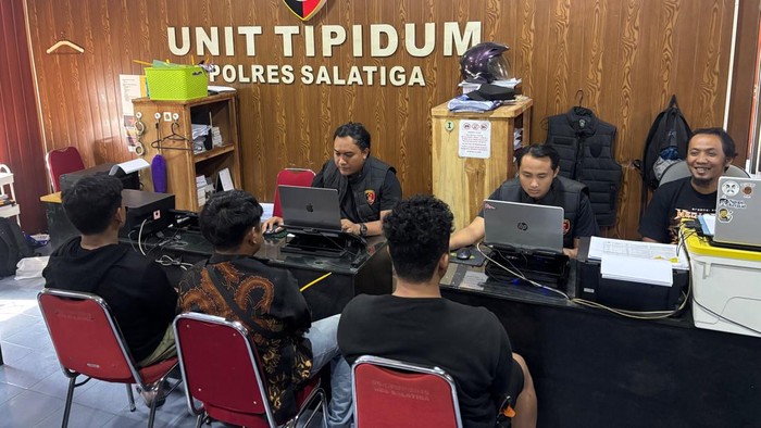 Dua pelaku pembacokan pria di depan UKSW Salatiga diperiksa polisi.