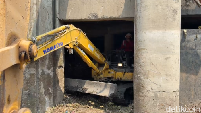 Ekskavator mini masuk gorong-gorong di saluran Simo Pomahan, Surabaya Barat. Pengerukan sedimentasi dikebut kejar-kejaran dengan musim hujan.