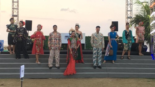Fashion show kain tradisional dalam acara Journey of Wastra di Hotel Kartika Plaza, Badung, Jumat (2/10/2026). (Fabiola Dianira/detikBali)