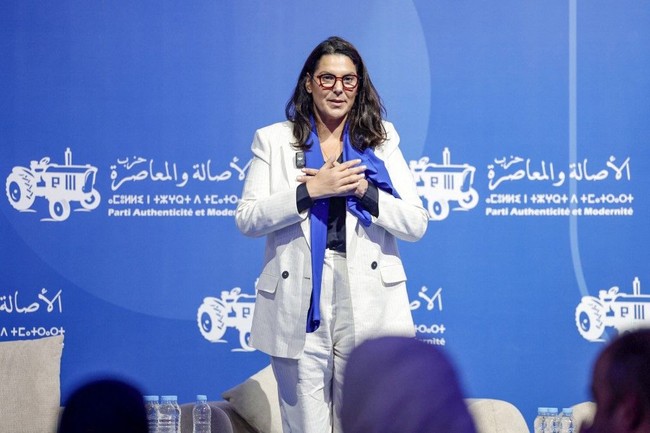 2. Jadi Wali Kota Marrakesh di Usia 33 TahunPada 2009, saat berusia 33 tahun, Fatima terpilih sebagai wali kota Marrakesh. Ia menjadi perempuan pertama yang memimpin kota tersebut. Sempat kehilangan jabatan pada 2015, ia kembali terpilih sebagai wali kota pada 2021. Di tahun yang sama, ia juga masuk pemerintahan sebagai menteri. Foto: AFP/ABDEL MAJID BZIOUAT