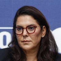 1. Wanita Pertama yang Memimpin Pemerintahan MarokoFatima Ezzahra El Mansouri ditunjuk Raja Mohammed VI sebagai kepala pemerintahan Maroko pada 29 September 2026. Di usia 50 tahun, ia menjadi perempuan pertama yang memimpin pemerintahan negara tersebut. Sebelumnya, ia telah berkarier sebagai wali kota Marrakesh dan menteri.Foto: AFP/ABDEL MAJID BZIOUAT