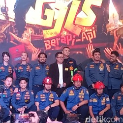Trio GJLS Rela Pakai Baju Damkar Seberat 10 Kg demi Hadapi Api Sungguhan