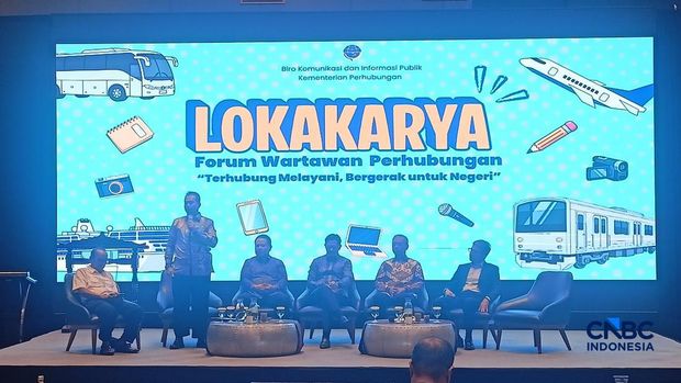 Foto (dua kiri ke kanan): Sesditjen Udara Ahmad Setiyo Prabowo, Direktur Operasi Angkasa Pura Agus Haryadi, Ketua INACA Denon Prawiraatmadja, Direktur keamanan, keselamatan dan standardisasi Airnav Capt Nurtjahjo Utomo, dan Direktur Safety Pelita Air Eriza Muslim dalam Lokakarya Forum Wartawan Perhubungan (Forwahub) di Bandung, 2 Oktober 2026. (CNBC Indonesia/Ferry Sandi)