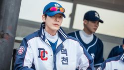 Potret Kim Woo Bin Jadi Pelatih Bisbol di Drakor GIFT