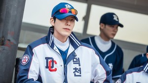 Kekuatan itu bikin Jung Min Yong bisa tahu bakat bisbol seseorang hanya dari satu kali tatap saja. (Foto: dok. tvN)