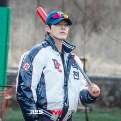 Potret Kim Woo Bin Jadi Pelatih Bisbol di Drakor GIFT