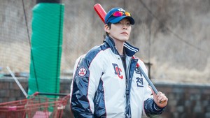 Penampilan Jung Min Yong yang karismatik mencuri perhatian banyak orang dalam cerita GIFT. Naik-turun perjuangannya dalam membawa tim SMA ke posisi tertinggi nasional bisa kamu saksikan mulai 5 Desember 2026. (Foto: dok. tvN)
