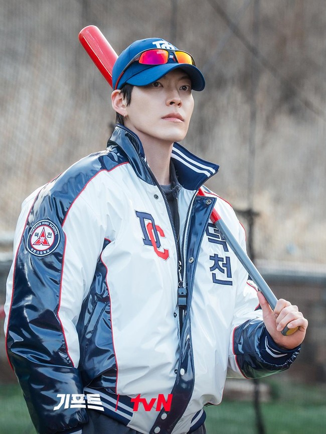 Potret Kim Woo Bin Jadi Pelatih Bisbol di Drakor GIFT