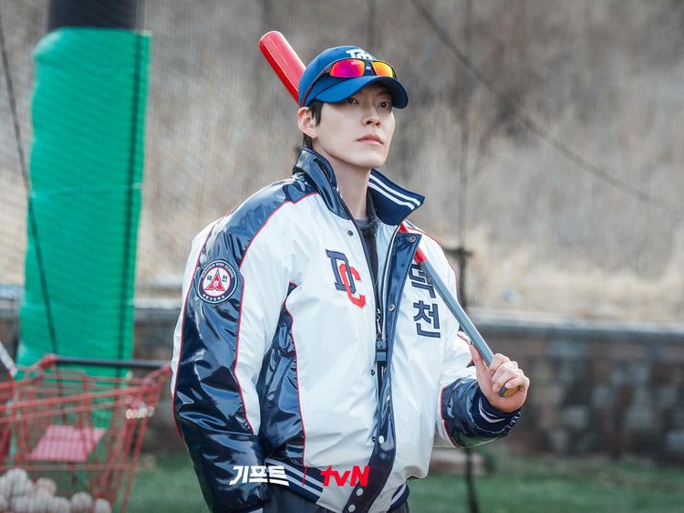 Potret Kim Woo Bin Jadi Pelatih Bisbol di Drakor GIFT