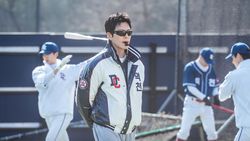 Potret Kim Woo Bin Jadi Pelatih Bisbol di Drakor GIFT