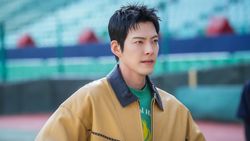 Potret Kim Woo Bin Jadi Pelatih Bisbol di Drakor GIFT