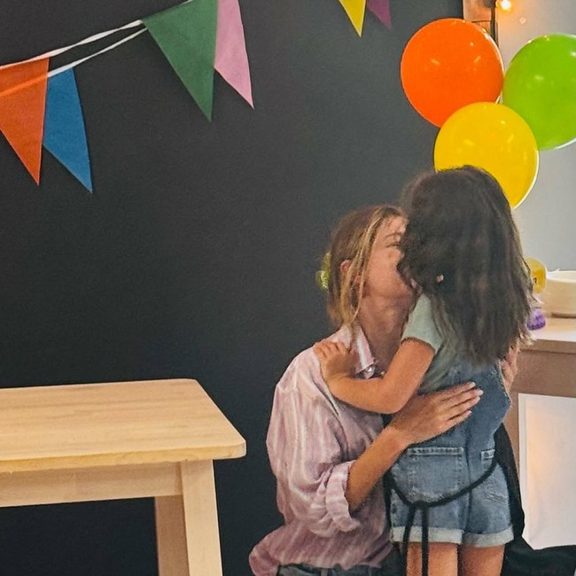 Setelah Zayn Malik, Giliran Gigi Hadid Rayakan Ultah Khai