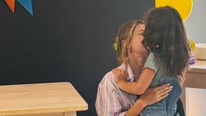 Gigi Hadid memeluk putri semata wayangnya, Kay, yang baru berulang tahun ke-6. Foto: Instagram @gigihadid