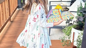Meskipun sampai saat ini Gigi Hadid dan Zayn sama-sama tak memperlihatkan wajah putri mereka, dari foto-fotonya Kay tumbuh menjadi anak yang ceria. Seperti yang digambarkan dalam foto ini, Kay antusias banget berjalan membawa hadiah-hadiah. Foto: Instagram @gigihadid