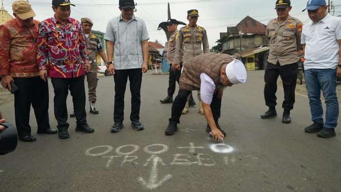 Gubernur Bengkulu saat meresmikan Simpang 4 Gunung Selan-Lais
