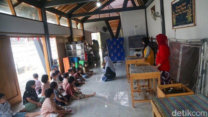 Pelajar sekolah dasar memperagakan teknik dasar membatik di Sanggar Batik Kembang Mayang, Kota Tangerang, Banten, Jumat (2/10/2026). Kegiatan tersebut digelar dalam rangka memperingati Hari Batik Nasional sekaligus mengenalkan batik kepada anak-anak sejak dini.