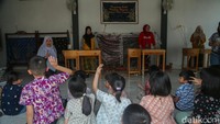 Hari batik nasional diperingati setiap tanggal 2 Oktober ini menjadi momentum mengenalkan batik sejak usia dini.