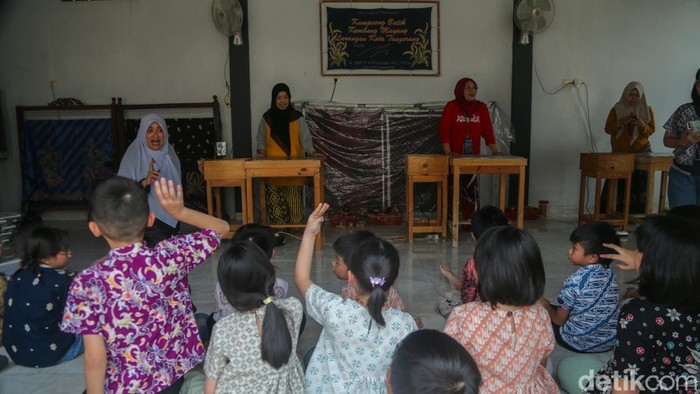 Pelajar sekolah dasar memperagakan teknik dasar membatik di Sanggar Batik Kembang Mayang, Kota Tangerang, Banten, Jumat (2/10/2026). Kegiatan tersebut digelar dalam rangka memperingati Hari Batik Nasional sekaligus mengenalkan batik kepada anak-anak sejak dini.