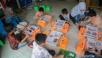 Lewat kegiatan belajar membatik, jemari mungil mereka diajak mengekspresikan kreativitas.
