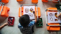 Kain yang sudah diwarnai ini kemudian dijemur dan akan dipakai sebagai totebag.