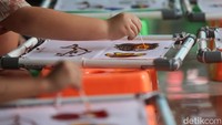 Momentum Hari Batik Nasional menjadi kesempatan berharga untuk mengenalkan warisan budaya Indonesia kepada anak-anak sejak dini.