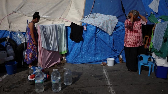 Migrants from Morocco gather at a sports field to be registered, following recent mass crossings of migrants from Morocco into Ceuta, in Ceuta, Spain, October 1, 2026. REUTERS/Pedro Nunes