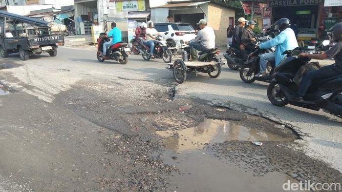 Lubang di Jalan Perhubungan, Laut Dendang, Deli Serdang, Sumut.